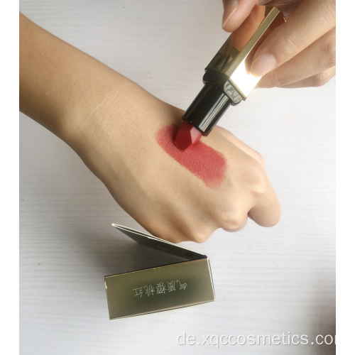 Kosmetischer matter Lippenstift rot